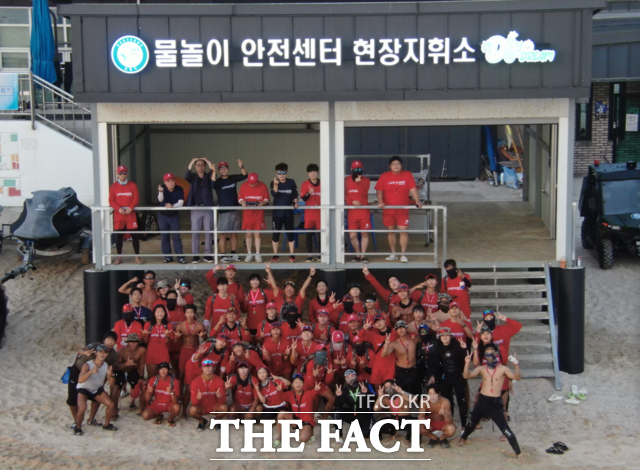 보령시가 대천해수욕장 운영 기간 동안 한 건의 인명사고 없이 폐장에 이른 가운데 물놀이 안전관리 요원들이 기념촬영을 하고 있다. /보령시