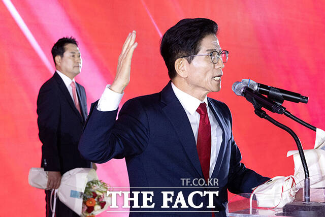 국민의힘 차기 당대표 선출을 위한 전당대회 결선에 오른 김문수 후보와 장동혁 후보 중 최종 승자가 25일 정해진다. 둘 중 누가 되더라도 정청래 더불어민주당 대표와의 관계 설정이 1순위 과제가 될 전망이다. /배정한 기자