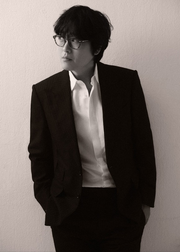 가수 김동률이 오는 11월 8일부터 10일, 13일부터 16일까지 총 7일간 7회에 걸쳐 서울 올림픽공원 KSPO DOME에서 단독 콘서트 산책을 개최한다. /뮤직팜