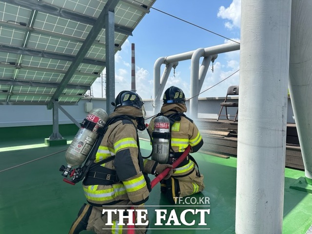 서천소방서 진압대원이 복층 건물 화재를 가상한 훈련에서 화재를 진압하고 있다. /서천소방서