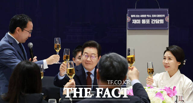 이재명 대통령과 김혜경 여사가 앤디 김 상원의원 등 참석자들과 건배를 하고 있다.