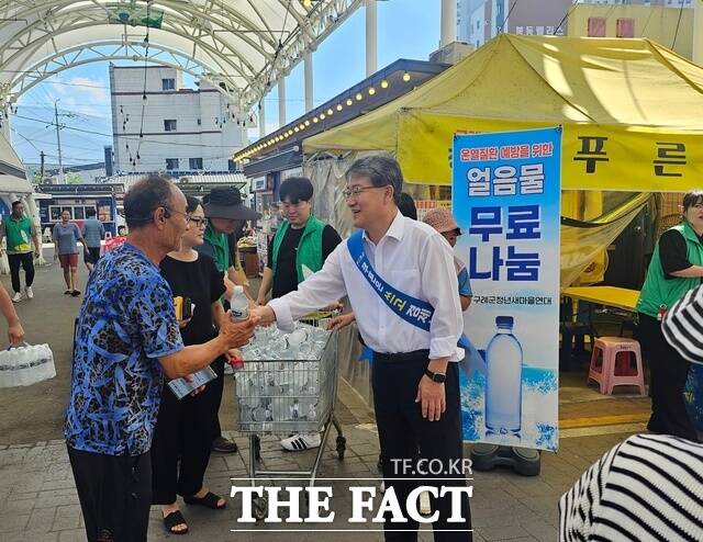 김순호 구례군수가 구례5일시장에서 열린 민생회복 소비촉진 캠페인에 참여하고 있다./구례군