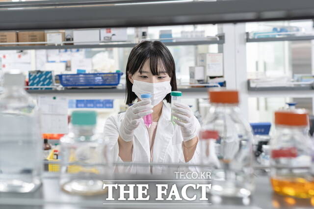 순천향대학교 의료과학대학 연구소에서 연구원이 실험·실습을 진행하고 있다./순천향대학교