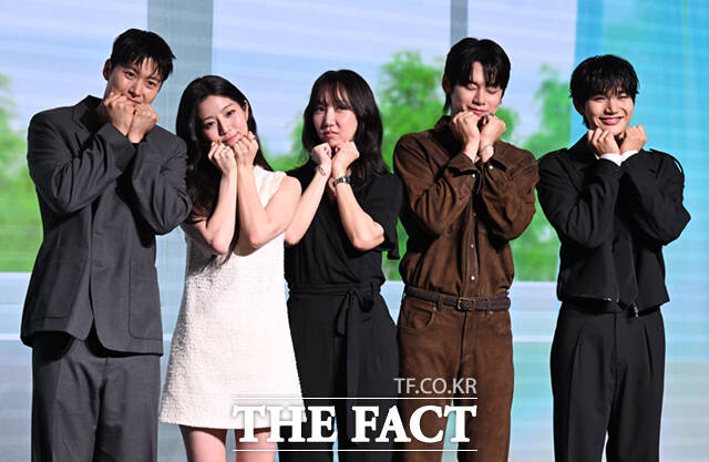 배우 공명과 신은수, 남궁선 감독, 차우민, 윤상현(왼쪽부터)이 25일 서울 마포구 호텔 나루 서울 엠갤러리에서 열린 넷플릭스 영화 고백의 역사 제작발표회에 참석해 포즈를 취하고 있다. /이새롬 기자