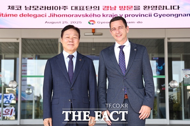 박완수 경남지사가 체코 남모라비아주 얀 그롤리흐 주지사와 기념 촬영을 하고 있다./경남도