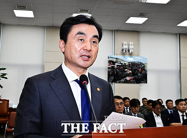 안규백 국방부 장관이 25일 오후 서울 여의도 국회에서 열린 국방위원회 전체회의에 참석해 현안보고를 하고 있다. /국회=배정한 기자