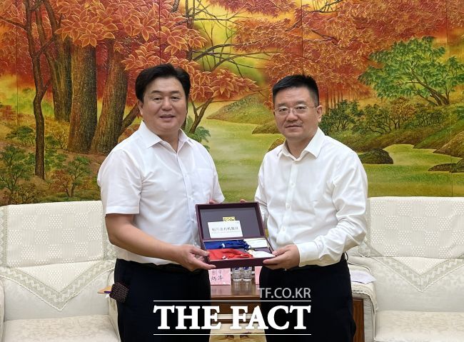 임병택 시흥시장(왼쪽)이 왕길 중국 길림시장과 교류·협력 강화에 합의했다./시흥시