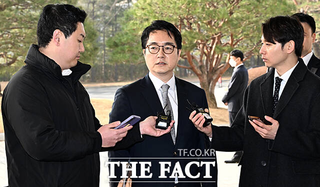 심우정 검찰총장이 10일 오전 서울 서초동 대검찰청으로 출근하며 기자들의 질문에 답변을 하고 있다. /임영무 기자