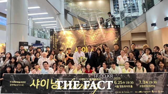 고창에 머물며 악기를 배우고 지역 문화를 체험하는 굿 스테이 프로그램이 호응을 얻고 있는 가운데 올해는 농악과 현대 미디어아트를 결합한 창작 공연(샤이닝)을 서울과 고창에서 선보이며 새로운 가능성을 열었다. /고창군