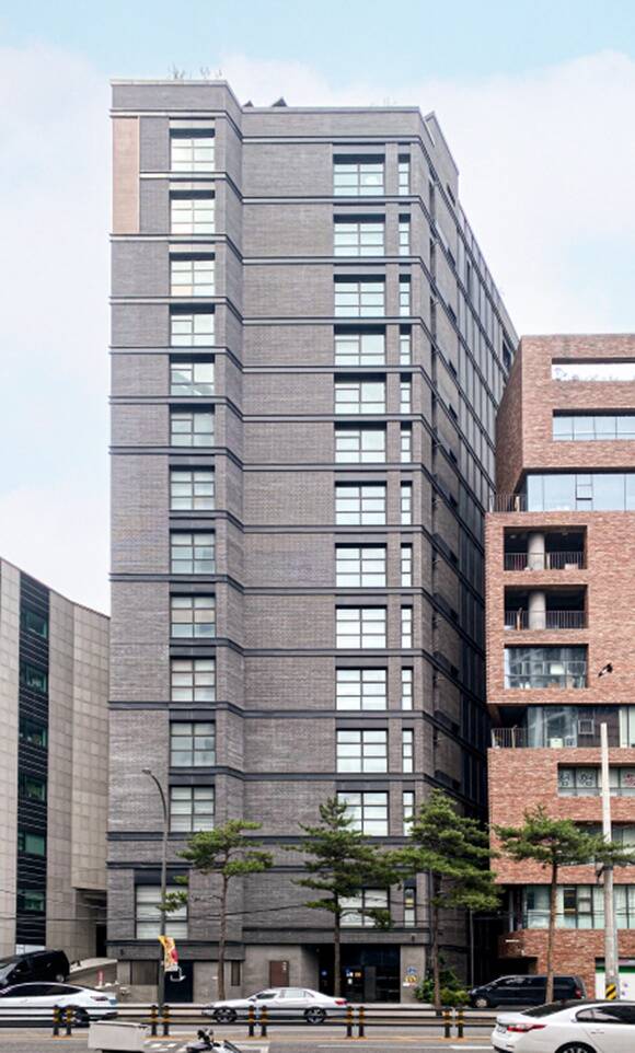 SK디앤디 자회사 디앤디프라퍼티솔루션이 영국 투자사 M&G리얼에스테이트와 함께 에피소드 컨비니 신당에 공동투자한다. 사진은 서울 중구 황학동 소재 에피소드 컨비니 신당 외관이다. /SK디앤디