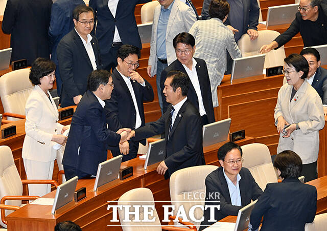 상법 일부개정법률안에 대한 무제한토론 중단 표결을 마친 뒤 동료 의원들과 대화하는 정청래 더불어민주당 대표.