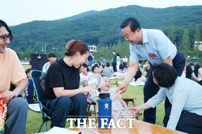 김성제 의왕시장(오른쪽)이 우리동네 돗자리 영화관 참석 시민들과 대화하고 있다./의왕시