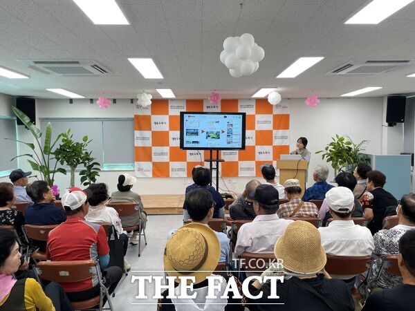 대덕구노인종합복지관은 25일 신대노인복지관 강당에서 2025년 노인 일자리 및 사회활동 지원사업 노인역량활용사업단을 대상으로 직무교육을 진행했다./대덕구노인종합복지관