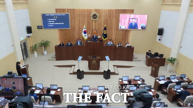 세종시의회가 25일 오전 본회의장에서 제100회 임시회 제1차 본회의를 갖고 있다. /김형중 기자