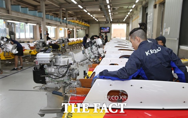 미사경정장에서 선수들이 최고의 기량을 선보이기 위해 모터보트를 정비하고 있다./국민체육진흥공단