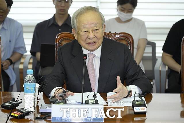 손경식 한국경영자총협회 회장이 지난달 31일 서울 마포구 경총회관에서 열린 노동조합법 개정 관련 긴급 기자회견에서 발언하고 있다. /장윤석 기자