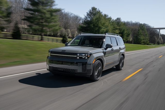 현대차는 J.D.파워의 TXI에서 제네시스(538점)가 전체 브랜드 및 프리미엄 브랜드 1위, 현대차(493점)가 일반 브랜드 1위를 각각 차지했다고 25일 밝혔다. 현대 싼타페. /현대차그룹