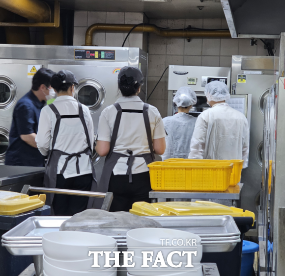 대전 서구가 25일부터 9월 5일까지 관내 즉석 판매 제조 및 가공업소를 대상으로 위생 지도·점검을 시행한다. 사진은 식중독 위생 점검 현장 모습./대전 서구