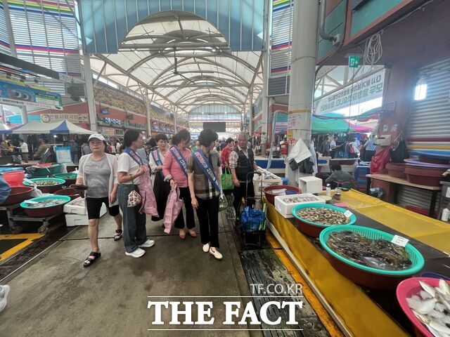 함평군이 소상공인 경영 회복과 민생 회복 소비쿠폰 소비 촉진 캠페인을 전개하고 있다./함평군