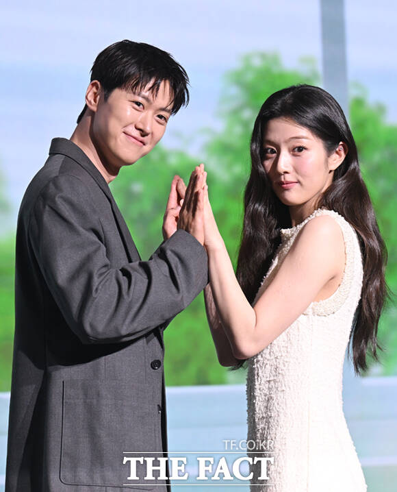 배우 공명(왼쪽)과 신은수가 넷플릭스 영화 고백의 역사로 로맨스를 호흡을 맞춘다. /이새롬 기자