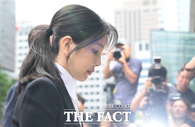 김건희 여사와 건진법사 전성배 씨가 25일 오전 10시 김 여사 연루 의혹을 수사하는 민중기 특별검사팀 사무실이 위치한 서울 종로구 KT광화문빌딩 웨스트에 동시에 출석해 조사를 받고 있다. /박헌우 기자