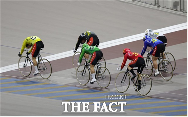 광명스피돔에서 특선급 선수들이 결승선을 향해 달려가고 있다./국민체육진흥공단