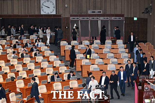 상법 일부개정법률안에 대한 무제한토론 중단 표결에 참여하는 더불어민주당 의원들.