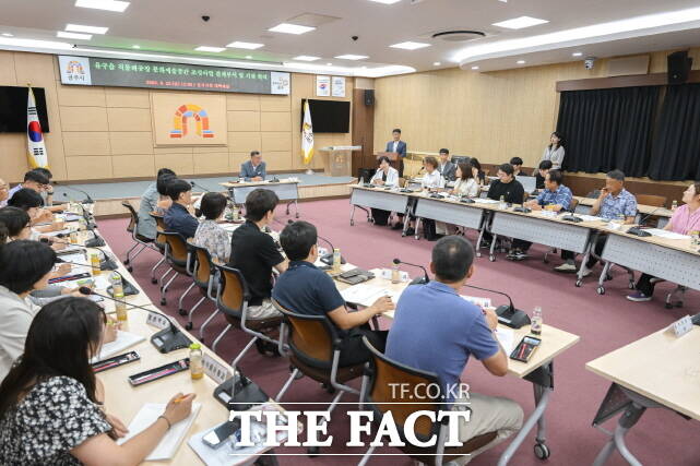 공주시가 지난 22일 시청 대백제실에서 유구 문화예술공간 조성사업 추진을 위한 관계기관 연석회의를 열고 있다. /공주시