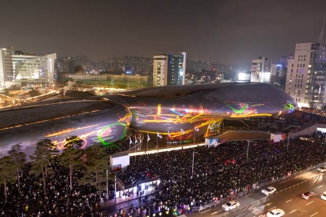 서울시는 올해 DDP 방문객이 2000만 명을 넘어설 것으로 전망했다. 사진은 2023년 서울라이트 DDP에 많은 인파가 몰린 모습. /서울시