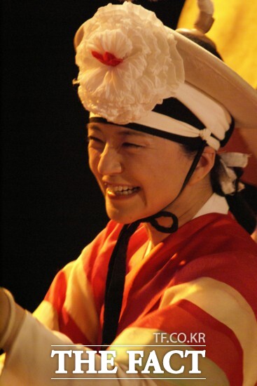 이명훈 상쇠는 황규언, 정창환, 정기환 선생 등 1985년 고창농악대란 이름으로 현재 고창농악 부흥의 기틀을 마련하신 원로 선생들의 수제자로 지난 30여 년간 고창농악의 절차와 가락을 기록·연구·복원하며 전승 체계를 확립한 주역이다. /고창군