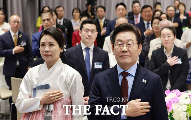 이재명 대통령과 김혜경 여사가 24일(현지시간) 미국 워싱턴DC의 한 호텔에서 열린 재미동포 만찬 간담회에서 참석자들과 국민의례를 하고 있다. /워싱턴=뉴시스