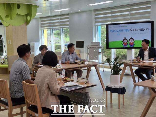 임지락 도의원이 21일 전남 미래형 늘봄교육 정책연구회가 주최한 간담회에 참석하고 있다./전남도의회