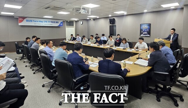 25일 충남도청에서 충남형 팜 맵 구축 전담반 첫 회의가 열리고 있다. /충남도
