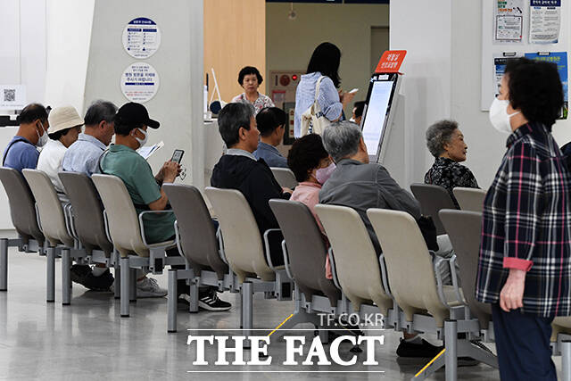 교통사고 경상환자의 치료 기간을 8주로 제한하는 내용의 자동차 손해배상 보장법 시행 규칙 개정안과 관련해 보험업계가 필요성을 강조하는 토론회를 개최하는 등 여론전에 나서고 있다. 사진은 서울 시내 한 병원에 환자 및 보호자들이 진료를 대기하고 있는 모습. /서예원 기자