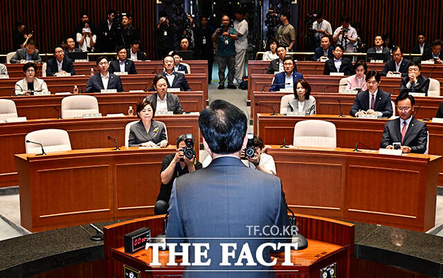 더불어민주당이 더 센 특검법 처리를 예고한 가운데, 국민의힘이 25일 국회 합의제 원칙을 무시한 입법 폭주와 국민 분열을 조장하는 정치 보복 시도를 막기 위해 가능한 모든 수단을 동원해 단호히 맞서 싸우겠다는 입장을 밝혔다. 사진은 송언석 국민의힘 비상대책위원장 겸 원내대표가 의원총회에서 발언하고 있는 모습. /배정한 기자