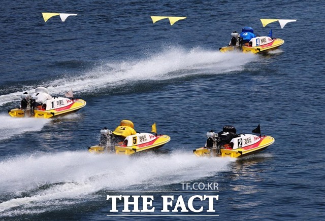 미사경정장에서 모터보트에 탄 선수들이 수면 위를 질주하고 있다./국민체육진흥공단