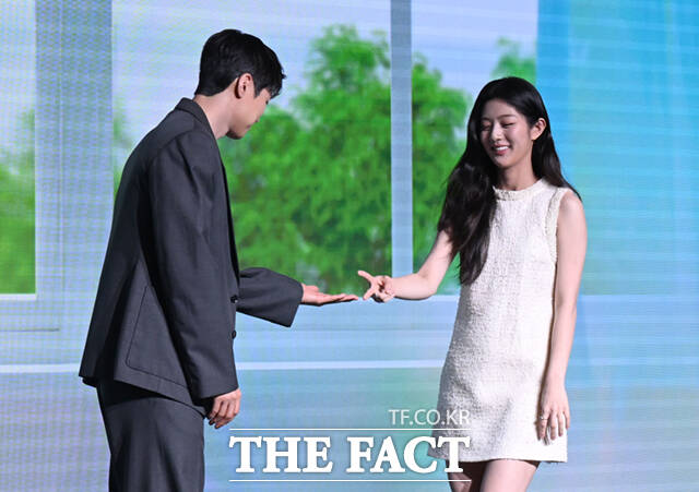 25일 서울 마포구 호텔 나루 서울 엠갤러리에서 넷플릭스 영화 고백의 역사 제작발표회가 열린 가운데, 배우 공명(왼쪽)이 신은수에게 자리를 안내하며 손을 내밀자 신은수가 가위를 내밀고 있다. /이새롬 기자