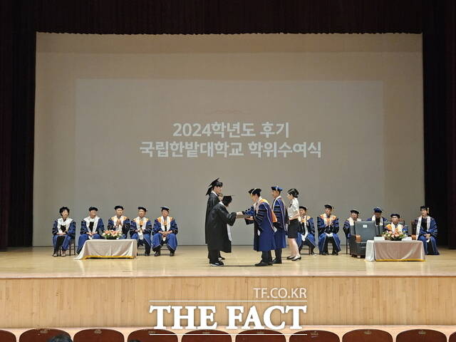 지난 22일 국립한밭대 2024학년도 후기 학위수여식에서 한밭인재인증제 우수인재로 선발된 대표 학생들에게 오용준 총장이 인증서를 수여하고 있다. /한밭대