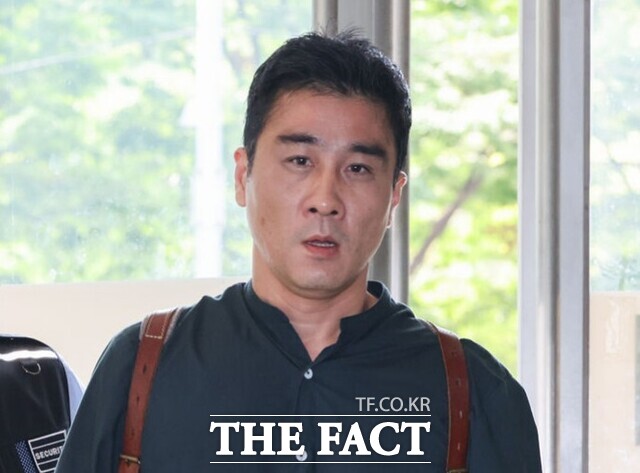 임성근 전 해병대 1사단장 구명 로비 의혹을 제보한 해병대 출신 이관형 씨가 21일 서울 서초구 채상병특검 사무실에 참고인 신분으로 출석하고 있다. /뉴시스