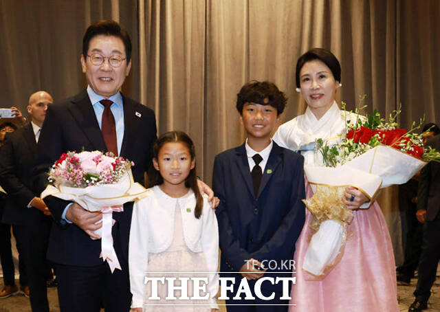 이재명 대통령과 김혜경 여사가 화동과 기념촬영을 하고 있다.