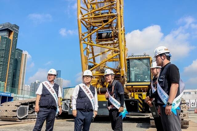 계룡건설 윤길호 대표이사(왼쪽에서 두 번째)가 안전한 일터 프로젝트 결의대회와 함께 현장 안전 점검을 진행하고 있다. /계룡건설