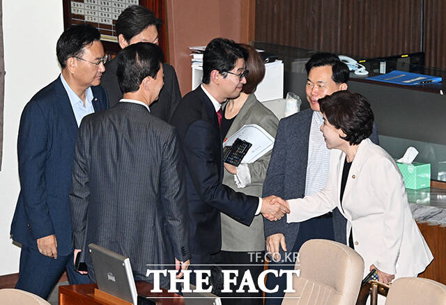 필리버스터 마친 뒤 국민의힘 의원들과 인사하는 주진우 의원.