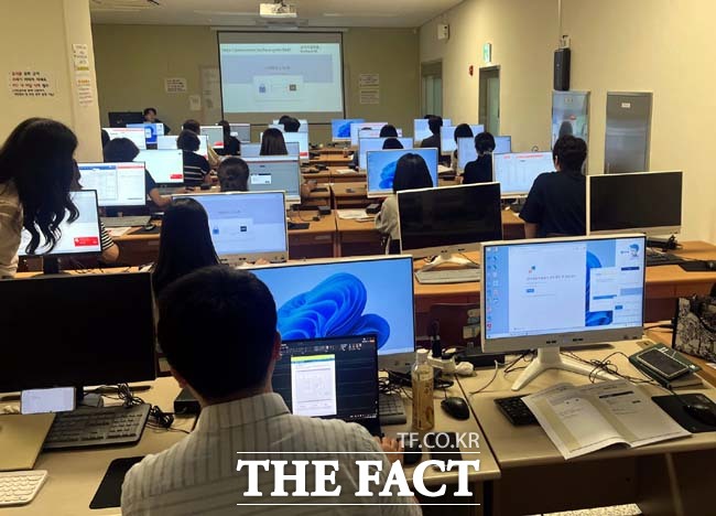 신규 주민자치프로그램 이용관리 시스템 ‘부천인’ 교육 진행 모습./부천시