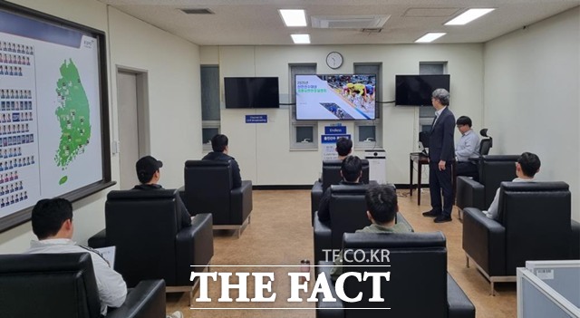 경륜경정총괄본부가 지난 23일 경륜 선수와 함께하는 심판판정 설명회를 실시하고 있다./국민체육진흥공단