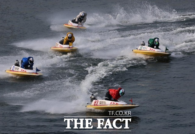 몽키턴을 하며 턴마크를 선회하는 선수들, 반시계 방향으로 선회하기에 왼쪽 팔에 압력이 가해져 왼쪽에만 팔 보호대를 착용한다./국민체육진흥공단