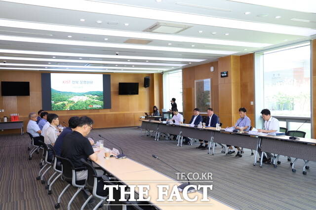 25일 김종훈 전북도 경제부지사가 KIST 전북분원을 방문해 주요 협력사업 추진 상황을 설명듣고 향후 협력 방향에 대해 논의했다. /전북도