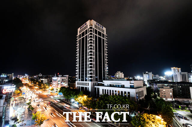 전북은행이 제22회 에너지의 날을 맞아 에너지 절약 캠페인을 위해 본점 소등에 동참했다. /전북은행