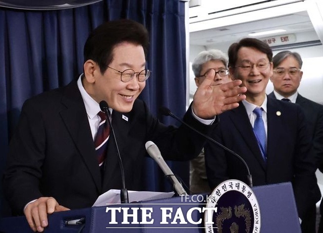 이재명 대통령이 24일(현지 시간) 한일정상회담을 마치고 일본 도쿄에서 미국 워싱턴DC로 향하는 공군1호기에서 기내 기자간담회를 하고 있다. /뉴시스