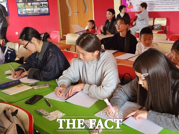 대전 서구는 지난 21일부터 23일까지 몽골 헙스걸에서 현지 청소년들을 대상으로 전문 강사진을 파견해 한국어 교육과 전통문화 체험 행사를 운영했다. /대전 서구