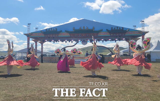 서천군립전통무용단이 몽골 울란바트로에서 개최된 2025 노마드 세계문화축제에서 한국 전통무용 공연을 펼치고 있다. /서천군